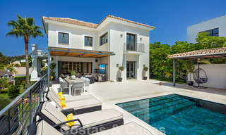 Uitmuntende luxevilla te koop in een moderne, Mediterrane architectuur, met zeezicht en in een golfresort in Benahavis - Marbella 44176 