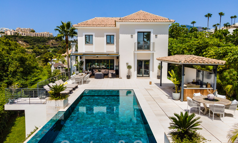 Uitmuntende luxevilla te koop in een moderne, Mediterrane architectuur, met zeezicht en in een golfresort in Benahavis - Marbella 44177
