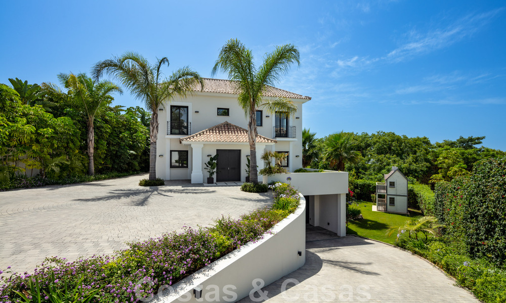 Uitmuntende luxevilla te koop in een moderne, Mediterrane architectuur, met zeezicht en in een golfresort in Benahavis - Marbella 44178