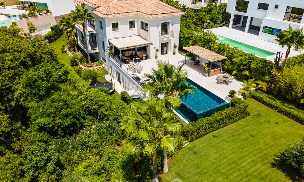 Uitmuntende luxevilla te koop in een moderne, Mediterrane architectuur, met zeezicht en in een golfresort in Benahavis - Marbella 44180