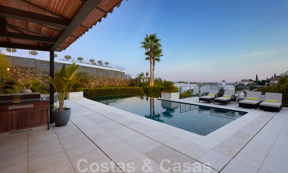 Uitmuntende luxevilla te koop in een moderne, Mediterrane architectuur, met zeezicht en in een golfresort in Benahavis - Marbella 44189