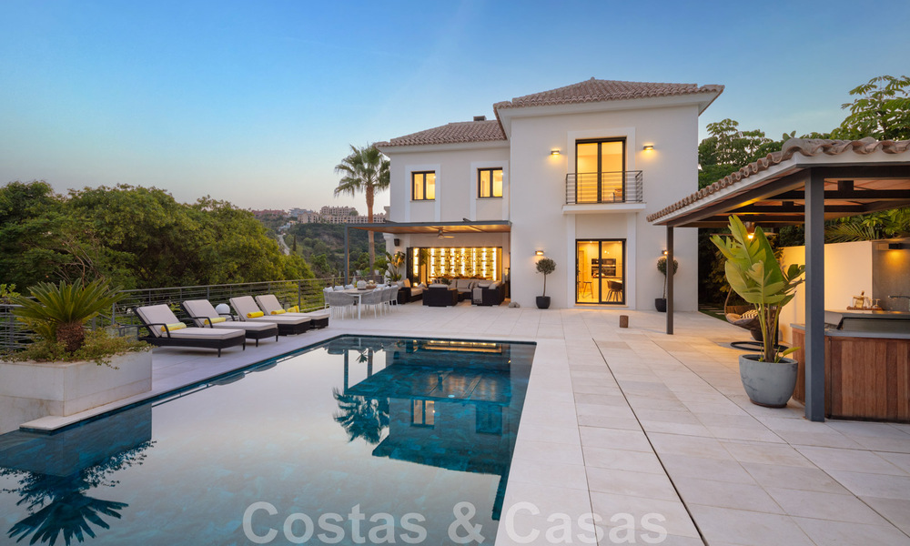 Uitmuntende luxevilla te koop in een moderne, Mediterrane architectuur, met zeezicht en in een golfresort in Benahavis - Marbella 44191