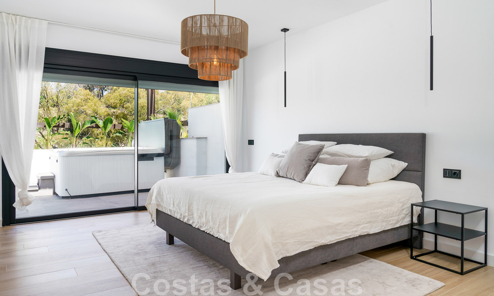 Volledig gerenoveerd luxepenthouse te koop in Scandinavische stijl, met uitgestrekte terrassen op de Golden Mile van Marbella 44260