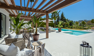 Eigentijdse Andalusische luxevilla te koop met talrijke luxevoorzieningen, omgeven door golfbanen in Nueva Andalucia, Marbella 44352 