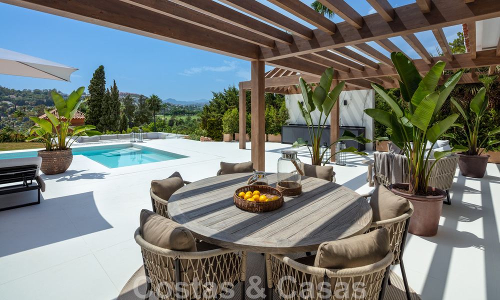 Eigentijdse Andalusische luxevilla te koop met talrijke luxevoorzieningen, omgeven door golfbanen in Nueva Andalucia, Marbella 44353