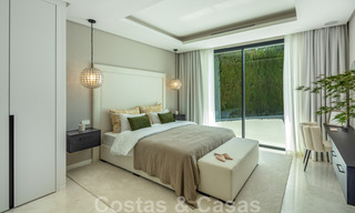 Eigentijdse Andalusische luxevilla te koop met talrijke luxevoorzieningen, omgeven door golfbanen in Nueva Andalucia, Marbella 44355 