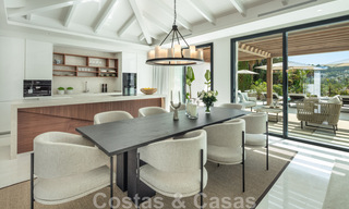 Eigentijdse Andalusische luxevilla te koop met talrijke luxevoorzieningen, omgeven door golfbanen in Nueva Andalucia, Marbella 44363 