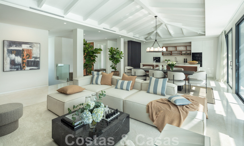 Eigentijdse Andalusische luxevilla te koop met talrijke luxevoorzieningen, omgeven door golfbanen in Nueva Andalucia, Marbella 44364