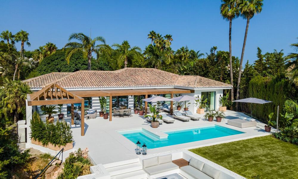 Eigentijdse Andalusische luxevilla te koop met talrijke luxevoorzieningen, omgeven door golfbanen in Nueva Andalucia, Marbella 44366