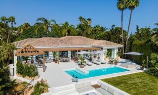 Eigentijdse Andalusische luxevilla te koop met talrijke luxevoorzieningen, omgeven door golfbanen in Nueva Andalucia, Marbella 44366 