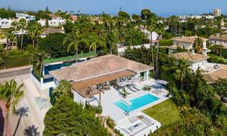 Eigentijdse Andalusische luxevilla te koop met talrijke luxevoorzieningen, omgeven door golfbanen in Nueva Andalucia, Marbella 44368 