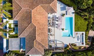 Eigentijdse Andalusische luxevilla te koop met talrijke luxevoorzieningen, omgeven door golfbanen in Nueva Andalucia, Marbella 44369 