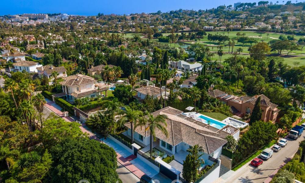 Eigentijdse Andalusische luxevilla te koop met talrijke luxevoorzieningen, omgeven door golfbanen in Nueva Andalucia, Marbella 44370