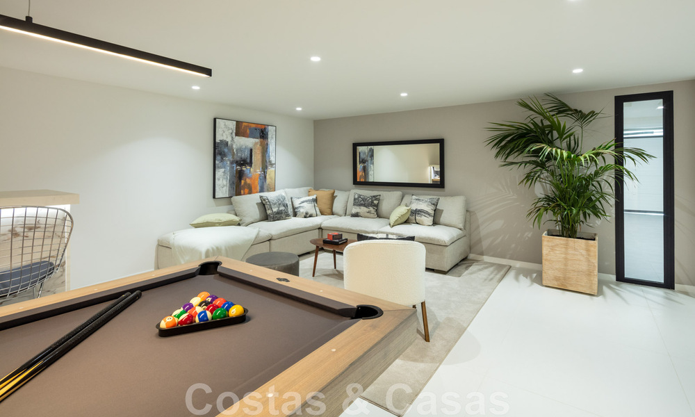 Eigentijdse Andalusische luxevilla te koop met talrijke luxevoorzieningen, omgeven door golfbanen in Nueva Andalucia, Marbella 44373