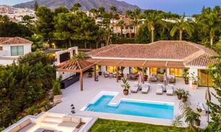 Eigentijdse Andalusische luxevilla te koop met talrijke luxevoorzieningen, omgeven door golfbanen in Nueva Andalucia, Marbella 44378 