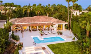 Eigentijdse Andalusische luxevilla te koop met talrijke luxevoorzieningen, omgeven door golfbanen in Nueva Andalucia, Marbella 44379 