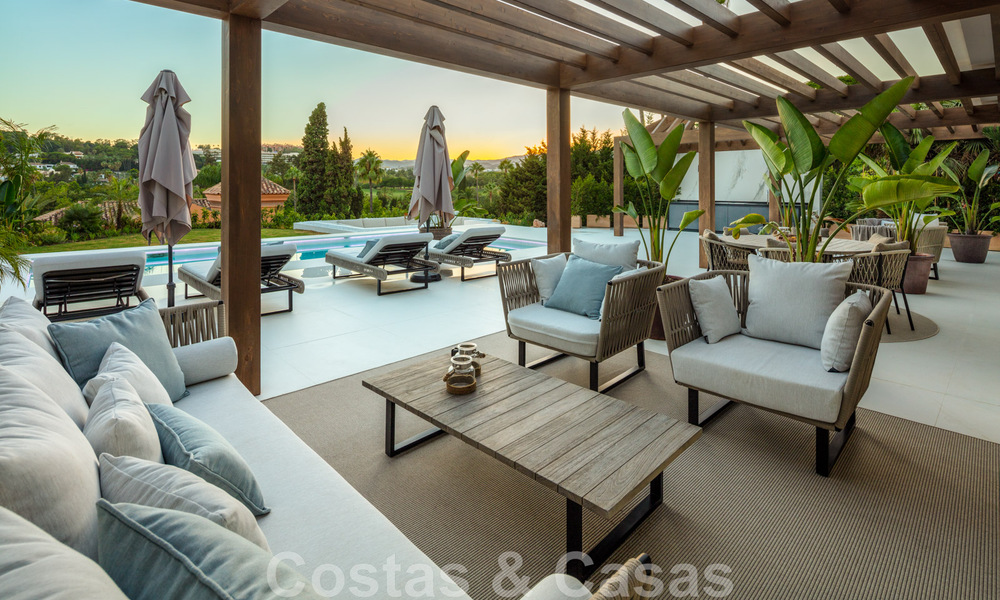 Eigentijdse Andalusische luxevilla te koop met talrijke luxevoorzieningen, omgeven door golfbanen in Nueva Andalucia, Marbella 44380