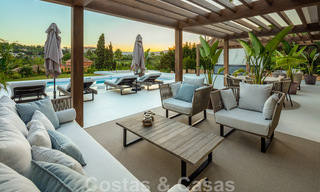 Eigentijdse Andalusische luxevilla te koop met talrijke luxevoorzieningen, omgeven door golfbanen in Nueva Andalucia, Marbella 44380 