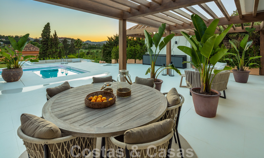 Eigentijdse Andalusische luxevilla te koop met talrijke luxevoorzieningen, omgeven door golfbanen in Nueva Andalucia, Marbella 44381
