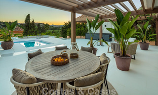 Eigentijdse Andalusische luxevilla te koop met talrijke luxevoorzieningen, omgeven door golfbanen in Nueva Andalucia, Marbella 44381 