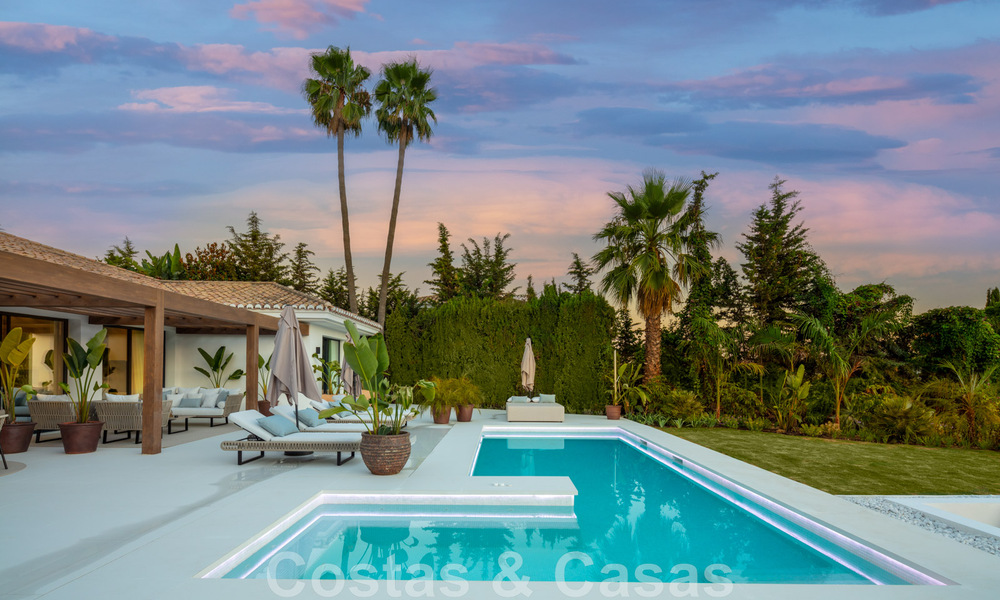 Eigentijdse Andalusische luxevilla te koop met talrijke luxevoorzieningen, omgeven door golfbanen in Nueva Andalucia, Marbella 44383