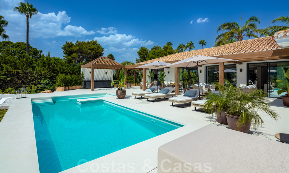 Eigentijdse Andalusische luxevilla te koop met talrijke luxevoorzieningen, omgeven door golfbanen in Nueva Andalucia, Marbella 44385