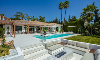 Eigentijdse Andalusische luxevilla te koop met talrijke luxevoorzieningen, omgeven door golfbanen in Nueva Andalucia, Marbella 44386 