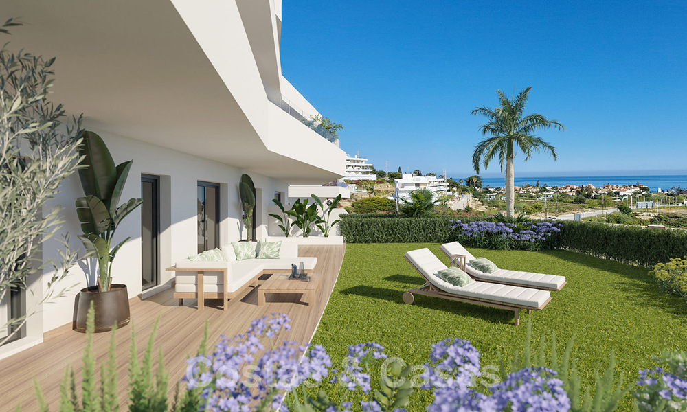 Luxueuze nieuwbouwappartementen in eigentijdse stijl te koop met een ruim terras en panoramisch zeezicht in Estepona stad 44294