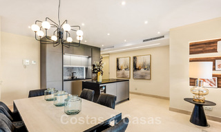 Ruim, luxueus appartement te koop in een beveiligd complex, eerstelijnsstrand, met prachtig zeezicht, op de New Golden Mile tussen Marbella - Estepona 44038 