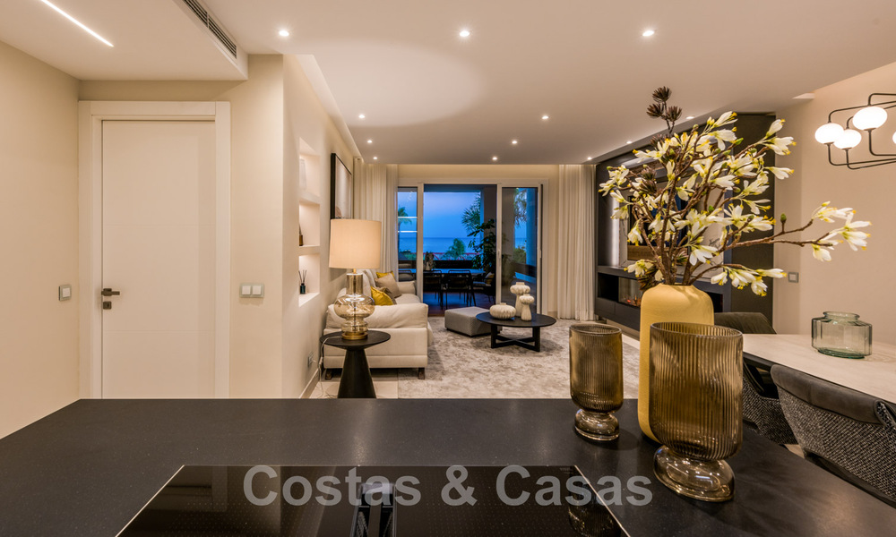 Ruim, luxueus appartement te koop in een beveiligd complex, eerstelijnsstrand, met prachtig zeezicht, op de New Golden Mile tussen Marbella - Estepona 44041