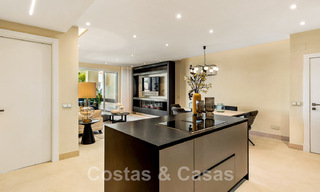 Ruim, luxueus appartement te koop in een beveiligd complex, eerstelijnsstrand, met prachtig zeezicht, op de New Golden Mile tussen Marbella - Estepona 44044 