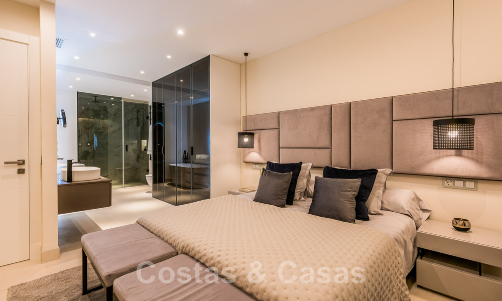 Ruim, luxueus appartement te koop in een beveiligd complex, eerstelijnsstrand, met prachtig zeezicht, op de New Golden Mile tussen Marbella - Estepona 44049