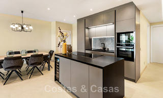 Ruim, luxueus appartement te koop in een beveiligd complex, eerstelijnsstrand, met prachtig zeezicht, op de New Golden Mile tussen Marbella - Estepona 44050 