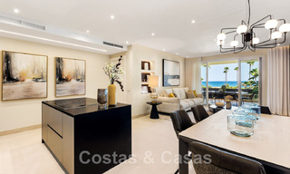 Ruim, luxueus appartement te koop in een beveiligd complex, eerstelijnsstrand, met prachtig zeezicht, op de New Golden Mile tussen Marbella - Estepona 44051 