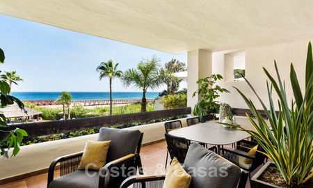 Ruim, luxueus appartement te koop in een beveiligd complex, eerstelijnsstrand, met prachtig zeezicht, op de New Golden Mile tussen Marbella - Estepona 44053