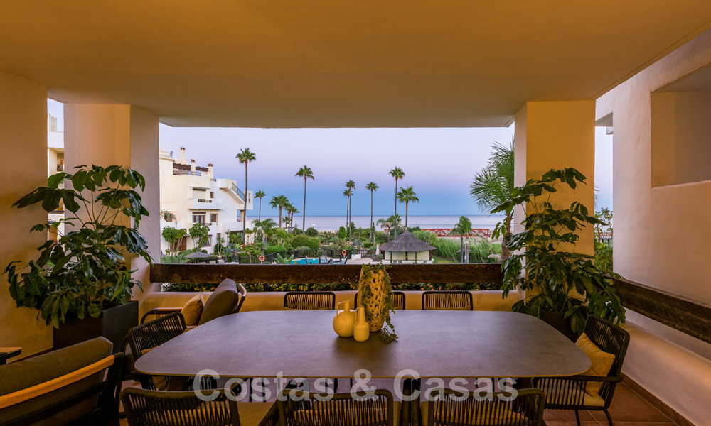 Ruim, luxueus appartement te koop in een beveiligd complex, eerstelijnsstrand, met prachtig zeezicht, op de New Golden Mile tussen Marbella - Estepona 44054