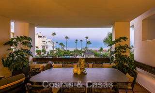 Ruim, luxueus appartement te koop in een beveiligd complex, eerstelijnsstrand, met prachtig zeezicht, op de New Golden Mile tussen Marbella - Estepona 44054 