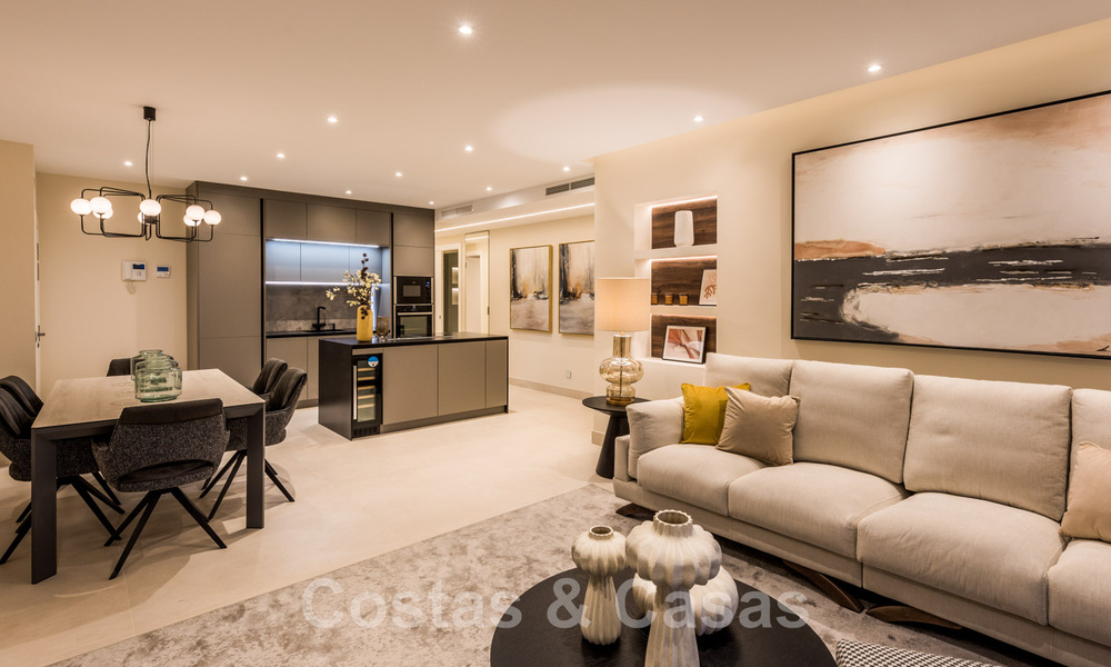 Ruim, luxueus appartement te koop in een beveiligd complex, eerstelijnsstrand, met prachtig zeezicht, op de New Golden Mile tussen Marbella - Estepona 44055