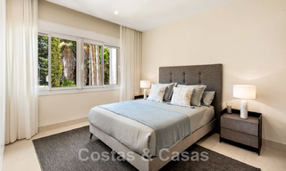 Ruim, luxueus appartement te koop in een beveiligd complex, eerstelijnsstrand, met prachtig zeezicht, op de New Golden Mile tussen Marbella - Estepona 44056 