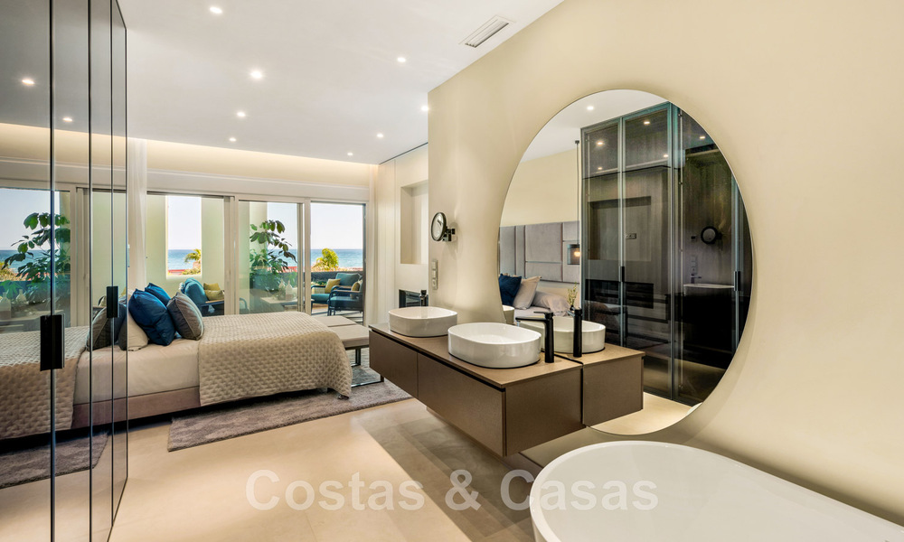 Ruim, luxueus appartement te koop in een beveiligd complex, eerstelijnsstrand, met prachtig zeezicht, op de New Golden Mile tussen Marbella - Estepona 44057