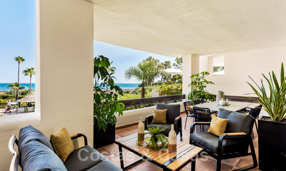 Ruim, luxueus appartement te koop in een beveiligd complex, eerstelijnsstrand, met prachtig zeezicht, op de New Golden Mile tussen Marbella - Estepona 44061