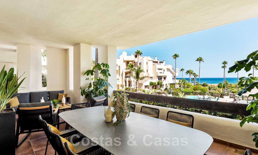 Ruim, luxueus appartement te koop in een beveiligd complex, eerstelijnsstrand, met prachtig zeezicht, op de New Golden Mile tussen Marbella - Estepona 44062