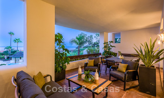 Ruim, luxueus appartement te koop in een beveiligd complex, eerstelijnsstrand, met prachtig zeezicht, op de New Golden Mile tussen Marbella - Estepona 44063 
