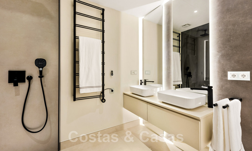 Ruim, luxueus appartement te koop in een beveiligd complex, eerstelijnsstrand, met prachtig zeezicht, op de New Golden Mile tussen Marbella - Estepona 44070