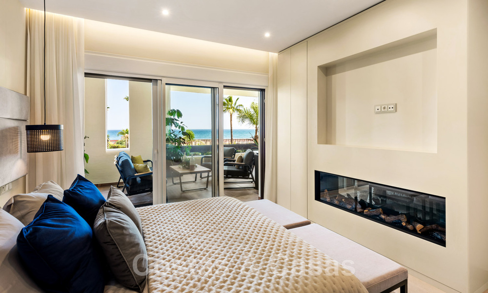 Ruim, luxueus appartement te koop in een beveiligd complex, eerstelijnsstrand, met prachtig zeezicht, op de New Golden Mile tussen Marbella - Estepona 44071