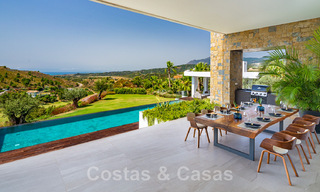 Fenomenale, eigentijdse luxevilla te koop, direct aan de golfbaan met zeezicht in een afgeschermd golfresort in Marbella - Benahavis 43970 