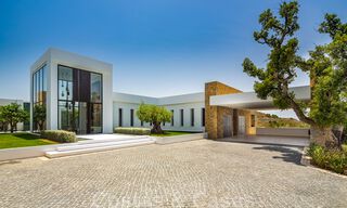 Fenomenale, eigentijdse luxevilla te koop, direct aan de golfbaan met zeezicht in een afgeschermd golfresort in Marbella - Benahavis 43972 