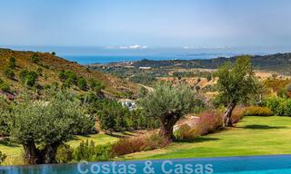 Fenomenale, eigentijdse luxevilla te koop, direct aan de golfbaan met zeezicht in een afgeschermd golfresort in Marbella - Benahavis 43973 