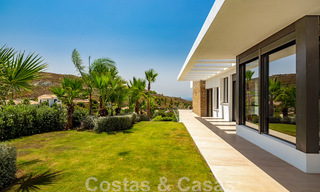 Fenomenale, eigentijdse luxevilla te koop, direct aan de golfbaan met zeezicht in een afgeschermd golfresort in Marbella - Benahavis 43975 