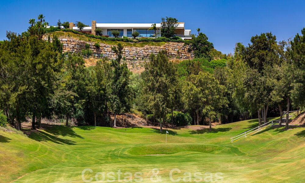 Fenomenale, eigentijdse luxevilla te koop, direct aan de golfbaan met zeezicht in een afgeschermd golfresort in Marbella - Benahavis 43979